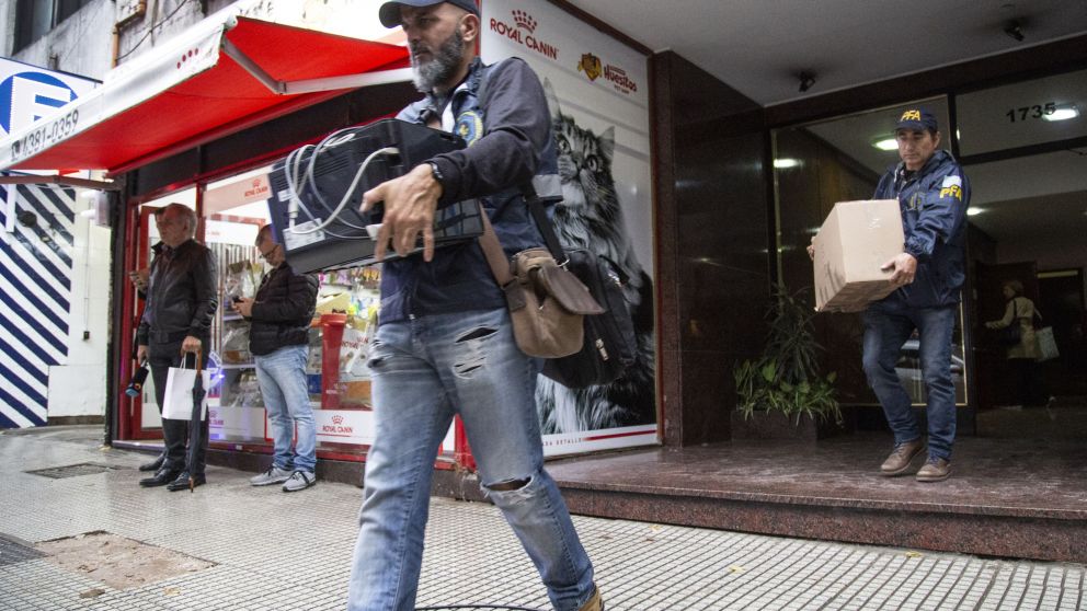 Efectivos de la polic�a Federal allanan el domicilio de Juan Jes�s Hern�ndez