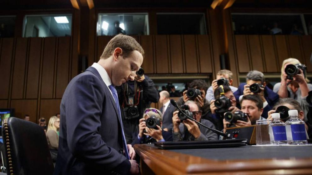 Zuckerberg se hizo responsable ante el Congreso de EE.UU. de la fuga masiva de datos de Cambridge Analytica