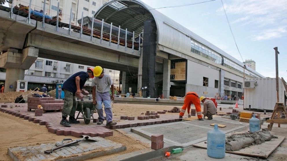 Eleva el tren diez metros