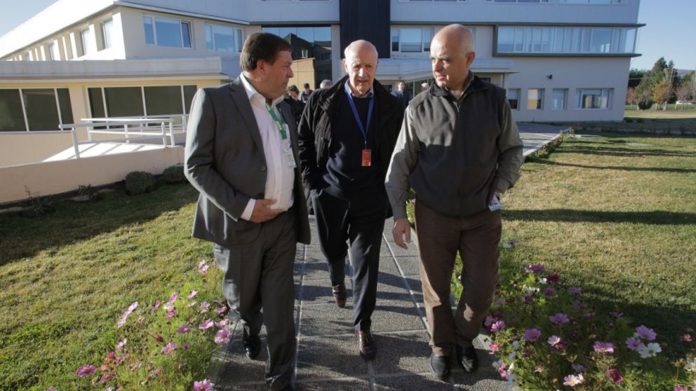 Lavagna recorrió el INVAP junto su presidente Héctor Otheguy y su gerente general Vicente Campenni