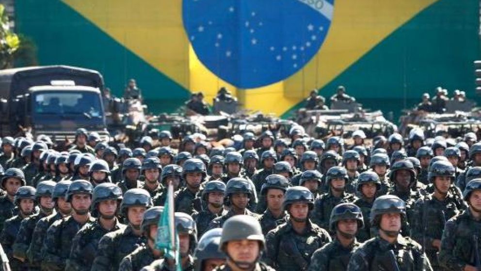 Bolsonaro recortó 44% el presupuesto militar