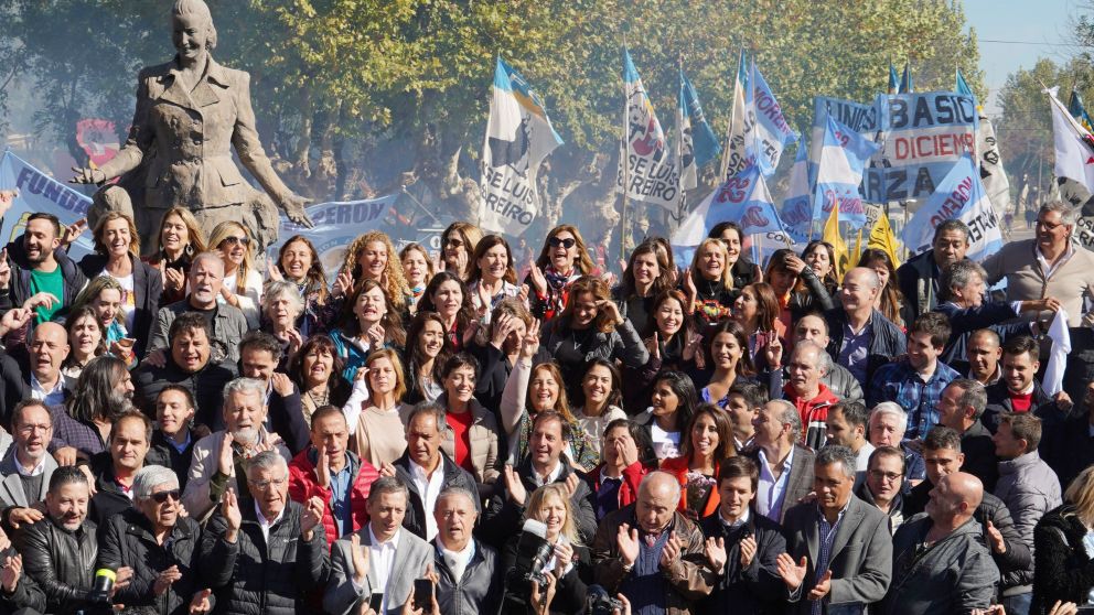 Foto de familia en la plaza principal de Los Toldos