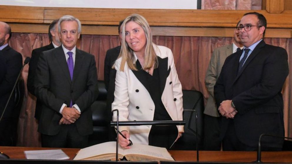 Capuchetti juró en una sala repleta de jueces, fiscales y funcionarios nacionales y provinciales