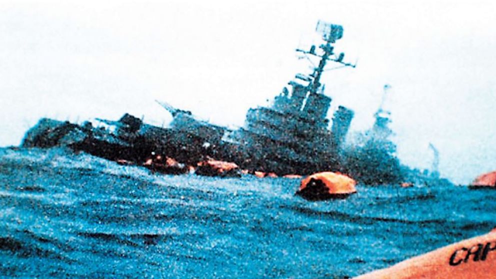 El momento en que comienza a hundirse el Crucero Belgrano y las balsas que se alejan con los sobrevivientes