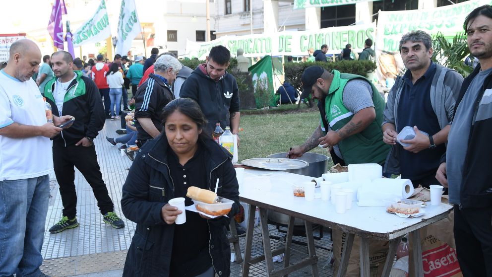 Camioneros montó ayer 300 ollas populares