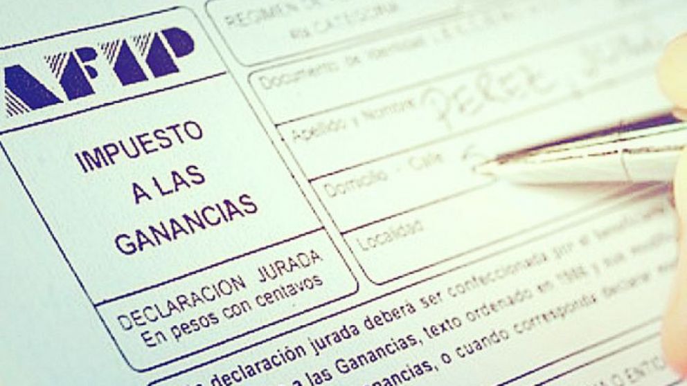 El Gobierno analiza cambios en Ganancias por feriados y horas extras