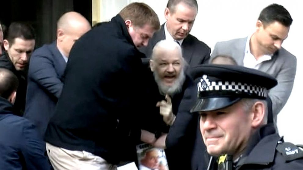 Assange fue condenado a casi un año de prisión por violar la libertad condicional