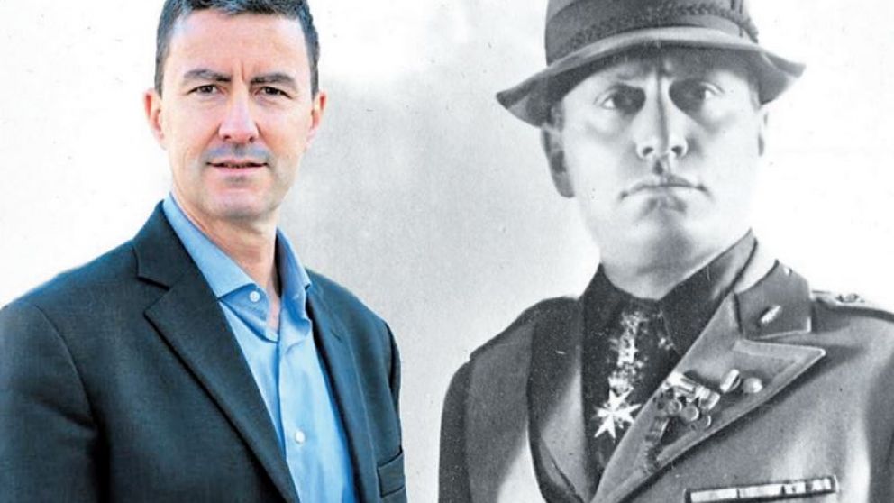 Una imagen de Caio al lado de la efigie de su tío abuelo Benito