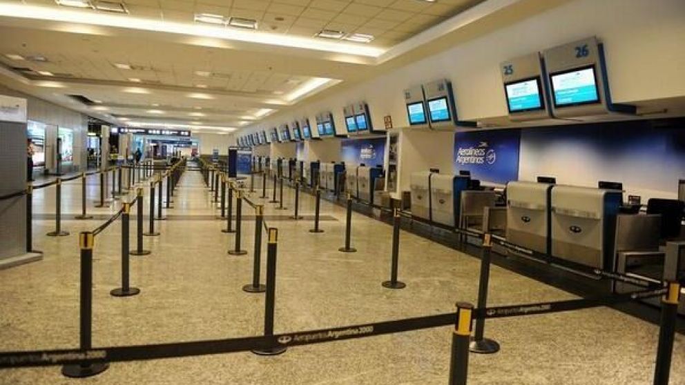 Distintas aerolíneas cancelan sus vuelos por el paro del martes