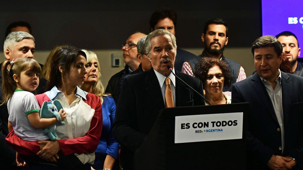 Solá lanzó su frente electoral