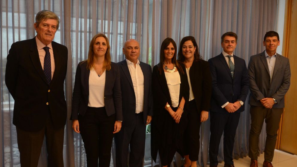 El CEO del Grupo Crónica, Raúl Olmos, en el centro, flanqueado por los invitados y las invitadas al almuerzo en el edificio corporativo