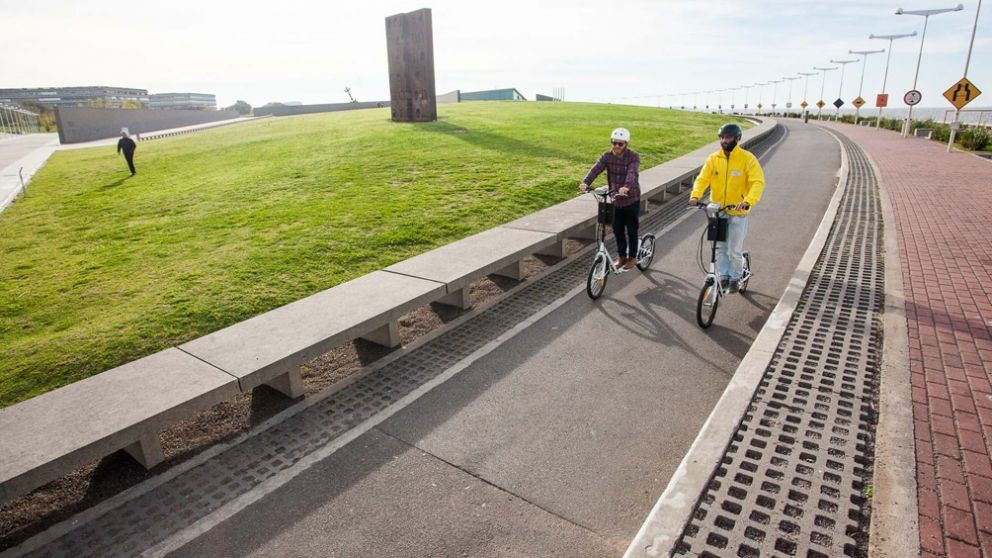 Comienzan a verse los monopatines en la Ciudad. En Europa, el alquiler es cada vez más usual