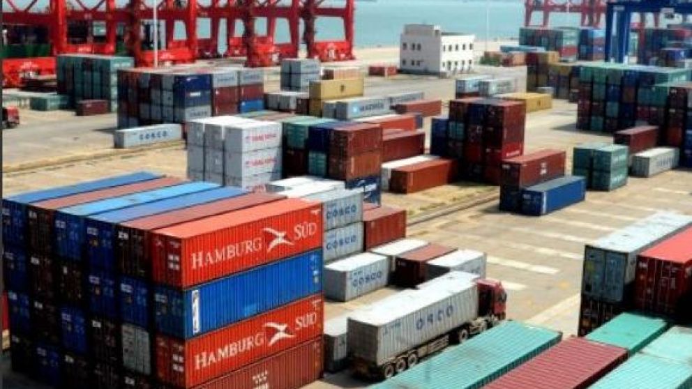 Se derrumbaron las importaciones y la balanza comercial registró superávit
