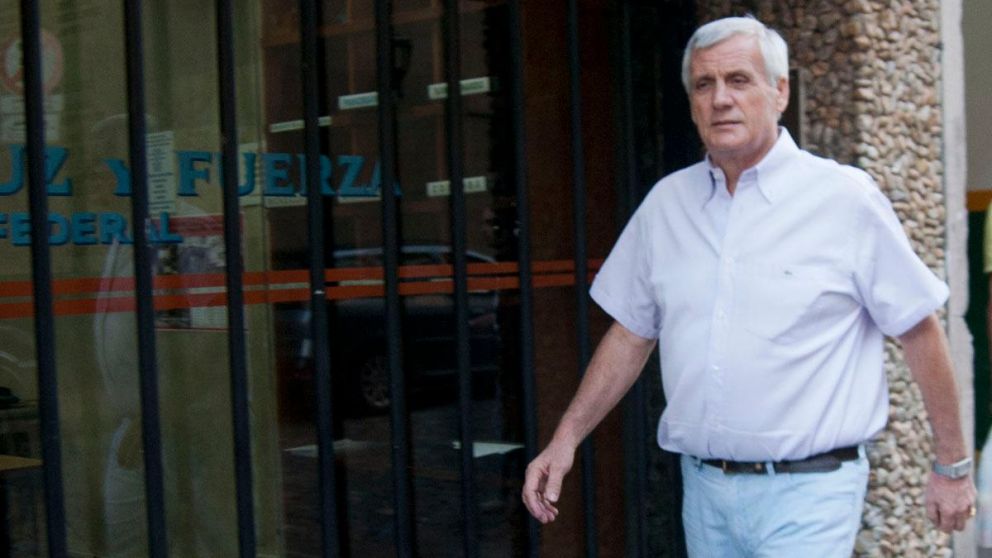 zzzznacp2 NOTICIAS ARGENTINAS BAIRES ABRIL 17 El dirigente de la UOM , Antonio Cal, llega a la reunion de sindicalistas opositores a Moyano que se esta manteniendo en la sede portea del gremio de Luz y Fuerza. FOTO NA DANIEL VIDES jlp zzzz