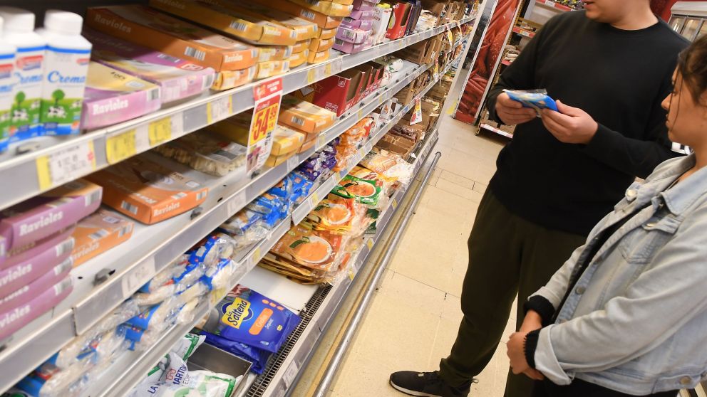 En algunos supermercados de la Capital Federal continúa la venta de leches por cupo
