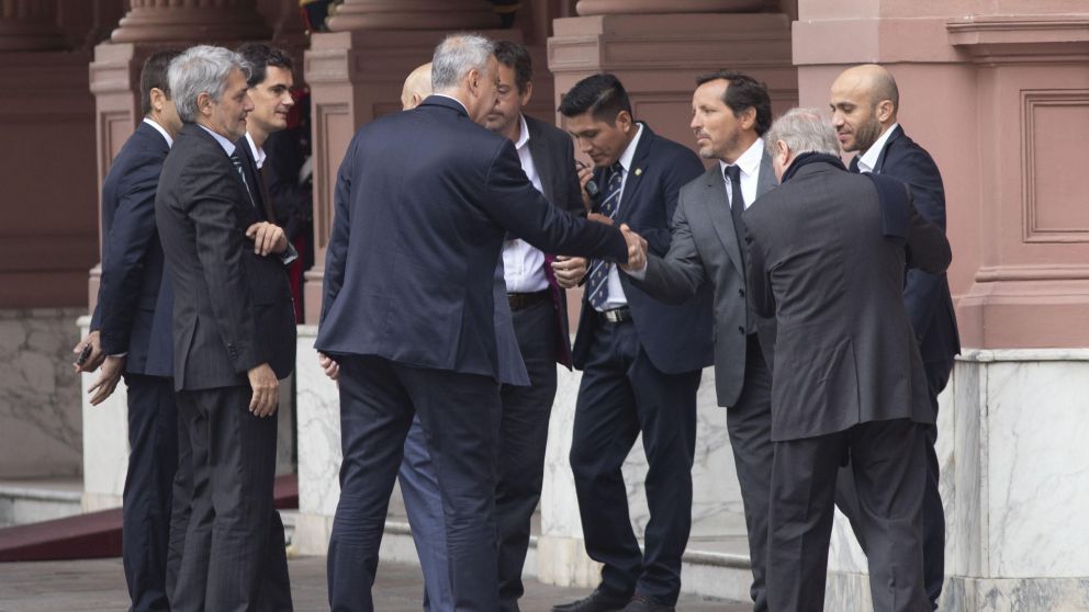 Los caballeros hacen cuentas y prenden las alarmas