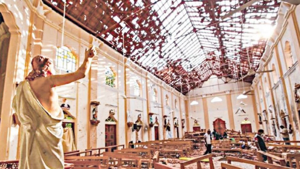 Destrucción y muerte en dos iglesias católicas del pequeño país insular