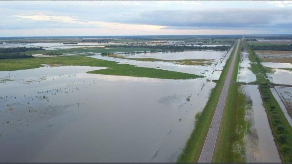 Dos muertos y miles de evacuados por inundaciones en el Litoral