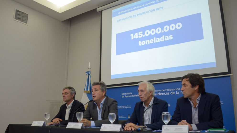Etchevehere junto a su equipo dando a conocer los números de la campaña actual