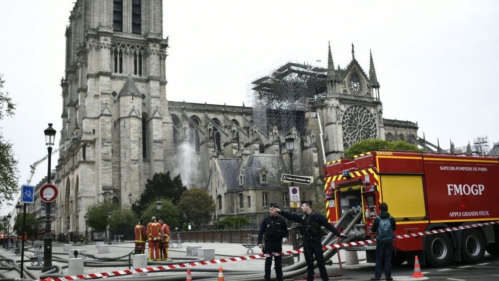 Los bomberos continuaban ayer asegurando la Catedral
