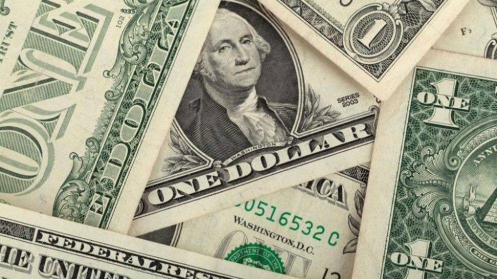 El dólar cerró en el promedio de los bancos de la city porteña a $43,36