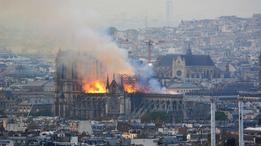 Una postal de Paris impensada con Notre Dame en llamas. Abajo, el momento en el que cede la "aguja"