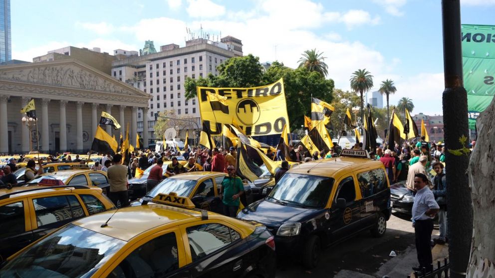 Reclamo de los taxistas contra los servicios de transporte vía aplicaciones