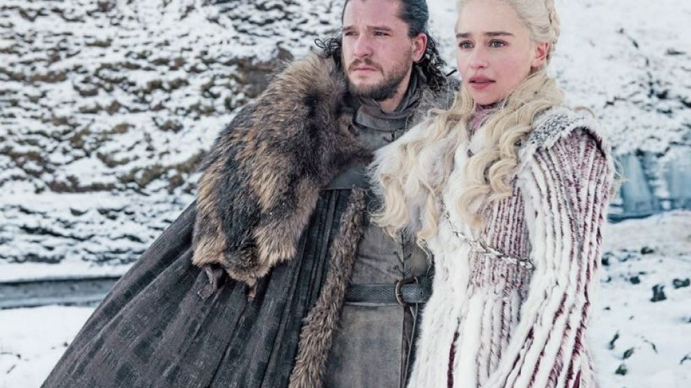 Jon Snow (Kit Harrington) y Daenerys Targaryen (Emilia Clarke), la última esperanza de los vivos que se deberán aliar contra el enemigo común