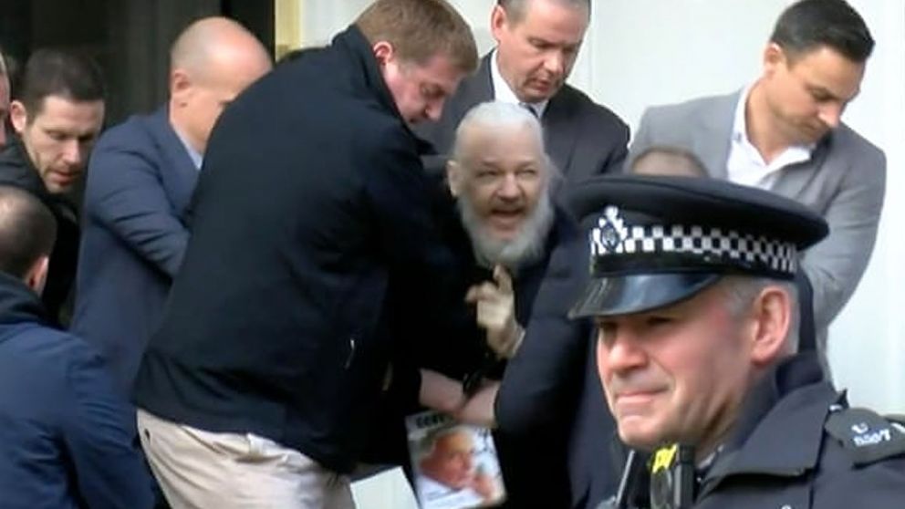 Assange fue sacado a la rastra por la policía británica