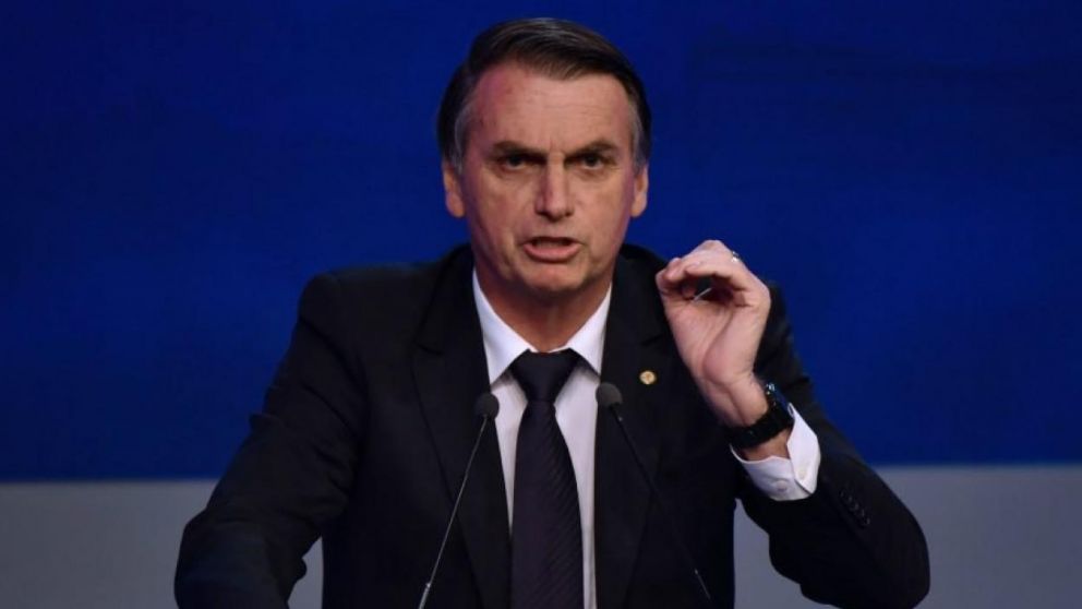 Como el kirchnerismo, Bolsonaro suma aguinaldo a los planes sociales