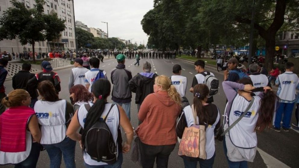 Movimientos sociales cortan la 9 de Julio