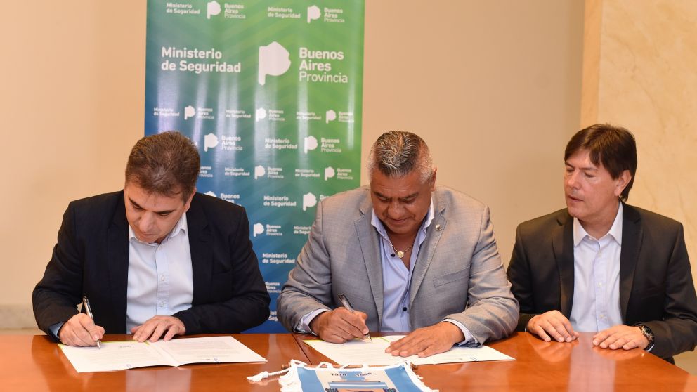 Cristian Ritondo y Claudio Tapia suscriben al convenio de colaboración entre el gobierno bonaerense y la AFA