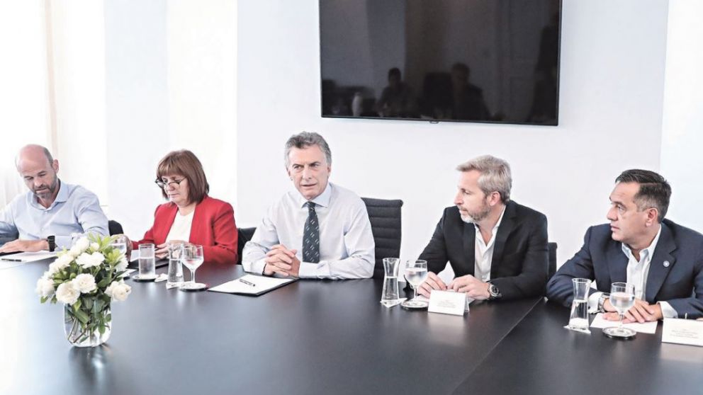 El presidente Mauricio Macri estrenó corbata ayer en la reunión de gabinete