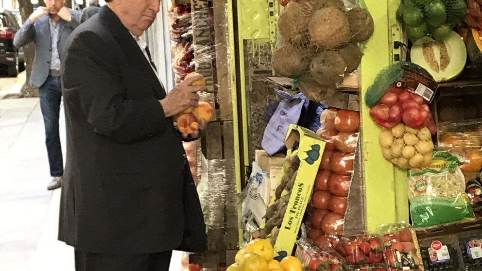 Durán Barba, en la puerta del supermercado Amor de Juncal y Libertad