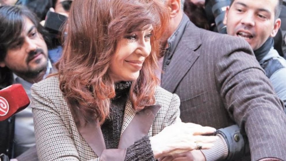 Cristina mantiene el silencio pese a los pedidos desde sus filas