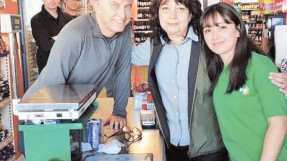Macri, en una vieja postal, de recorrida por un supermercado