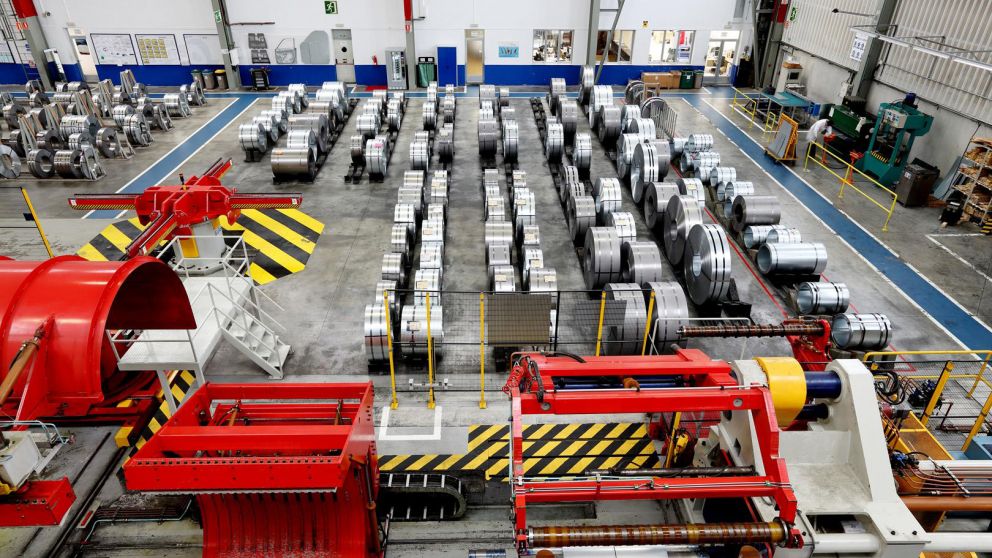 Cayeron en febrero la industria y la construcción