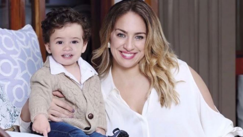 La periodista María Julia Oliván junto a su hijo Antonio