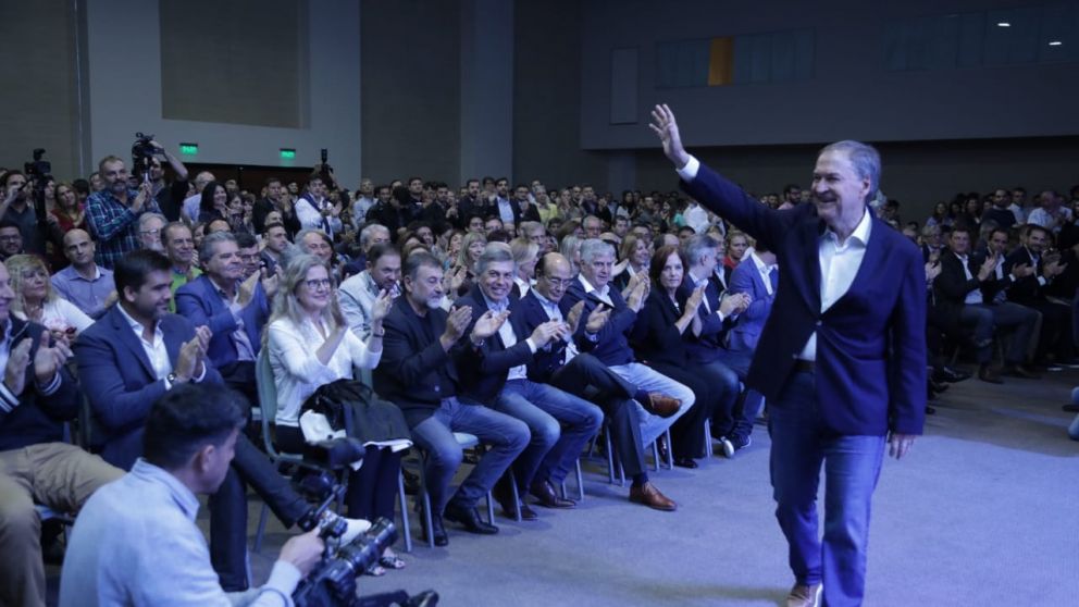 "Córdoba está fuerte, Córdoba está creciendo y sigue progresando pese a la crisis que soporta la patria Argentina", destacó Schiaretti