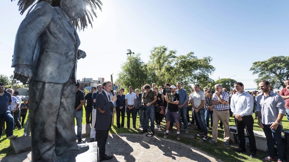 Gray encabezó el homenaje del PJ bonaerense, en Chascomús