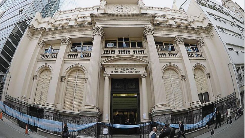 El Gobierno sali� en busca de d�lares y se dispar� el riesgo pa�s