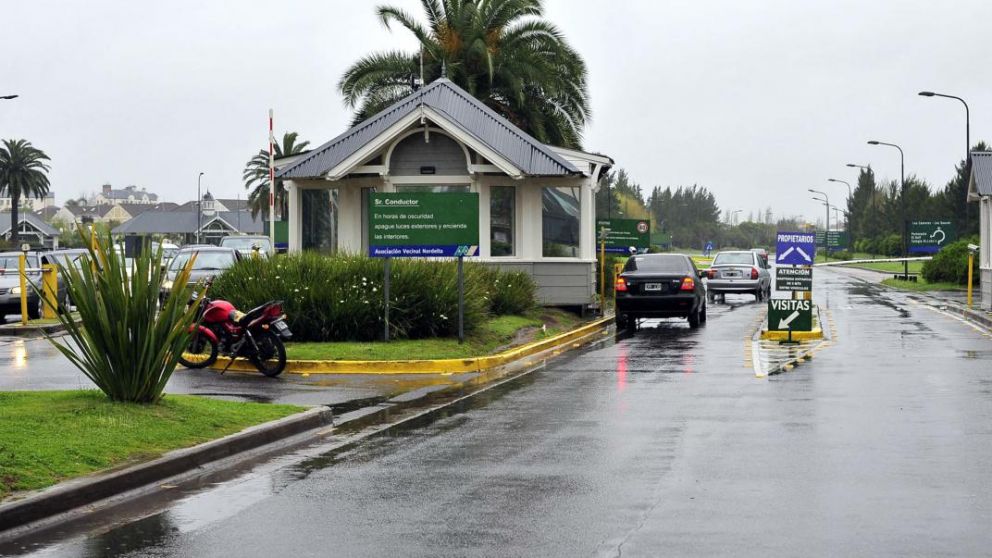 Puerta de ingreso al complejo de countries Nordelta