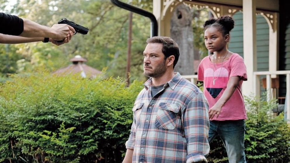 El agente Wolgast y la pequeña Amy, fugitivos del peligroso Proyecto Noé