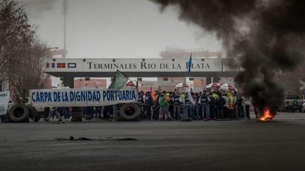 Trabajadores portuarios agrupados en FEMPINRA