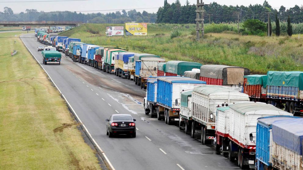 Camiones ingresan con maíz a los puertos, pero poca soja
