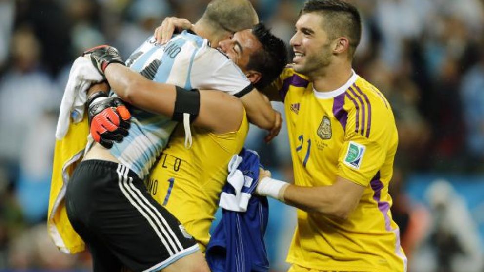 Mascherano se abraza a Romero y Andujar espera por él