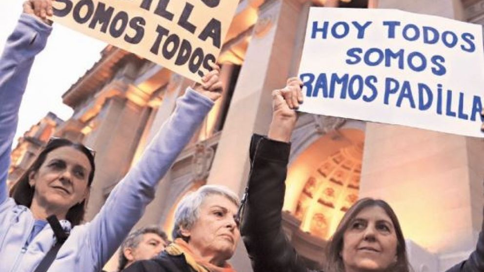 En Tribunales se realizó una marcha de apoyo a Ramos Padilla