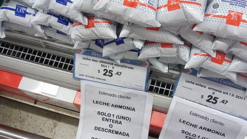 Supermercados venden entre una y tres leches por persona