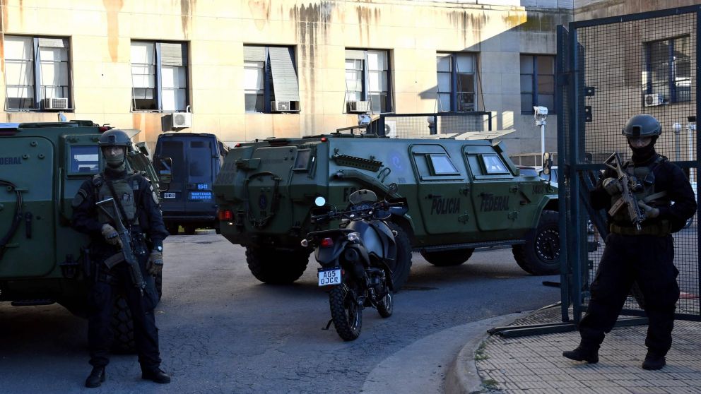 Fuerte operativo de seguridad en los tribunales de Retiro
