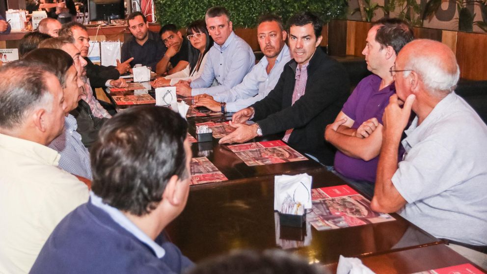 El precandidato de presidente por AF se reuni� y escuch� a la gente.